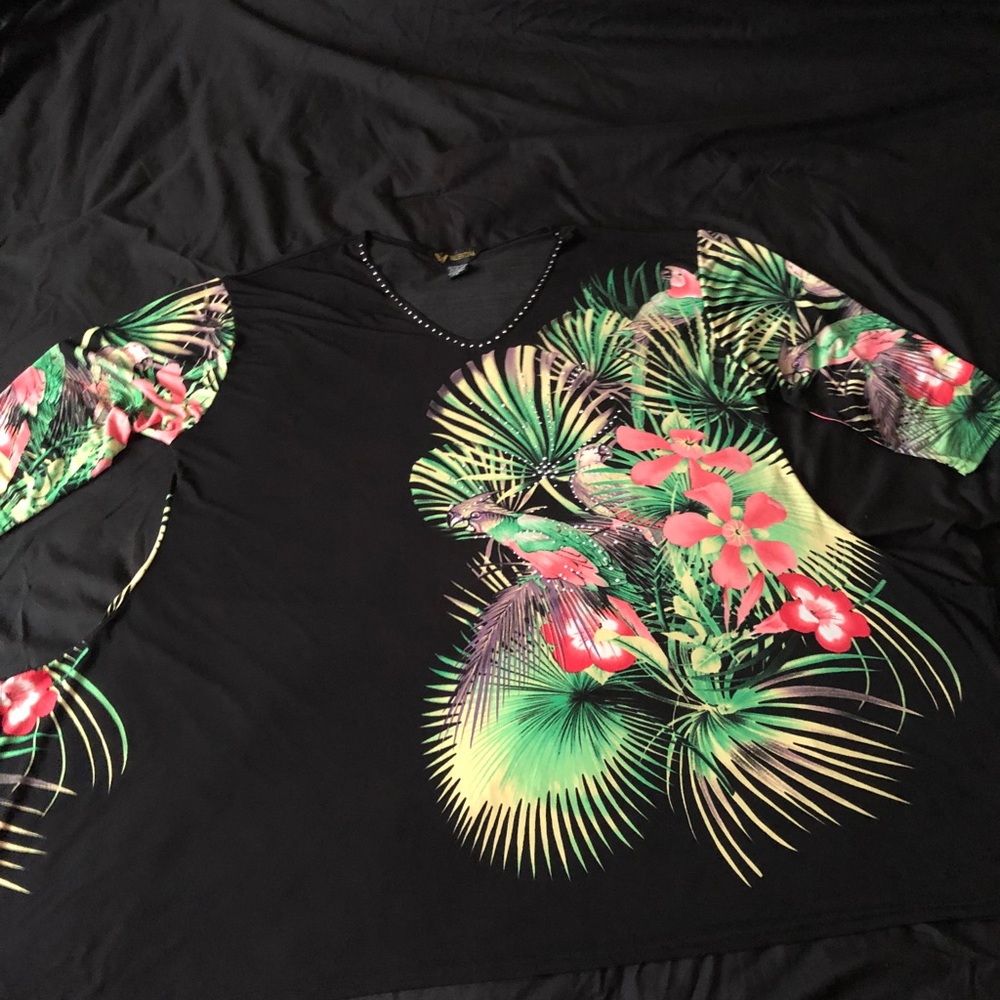 Beautiful sparkly & colorful sz 1x Valentina shirt